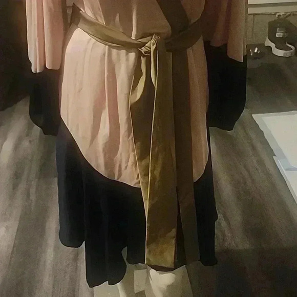 BCBGMAXAZRIA WRAP AROUND DRESS SIZE XS - Picture 4 of 9